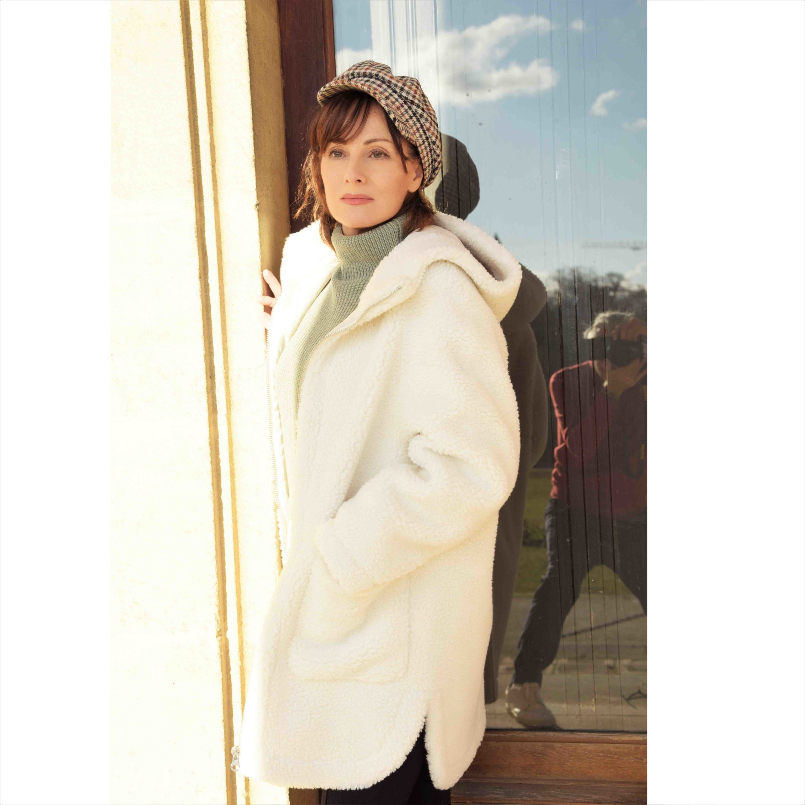 Nelly Berthele en manteau blanc