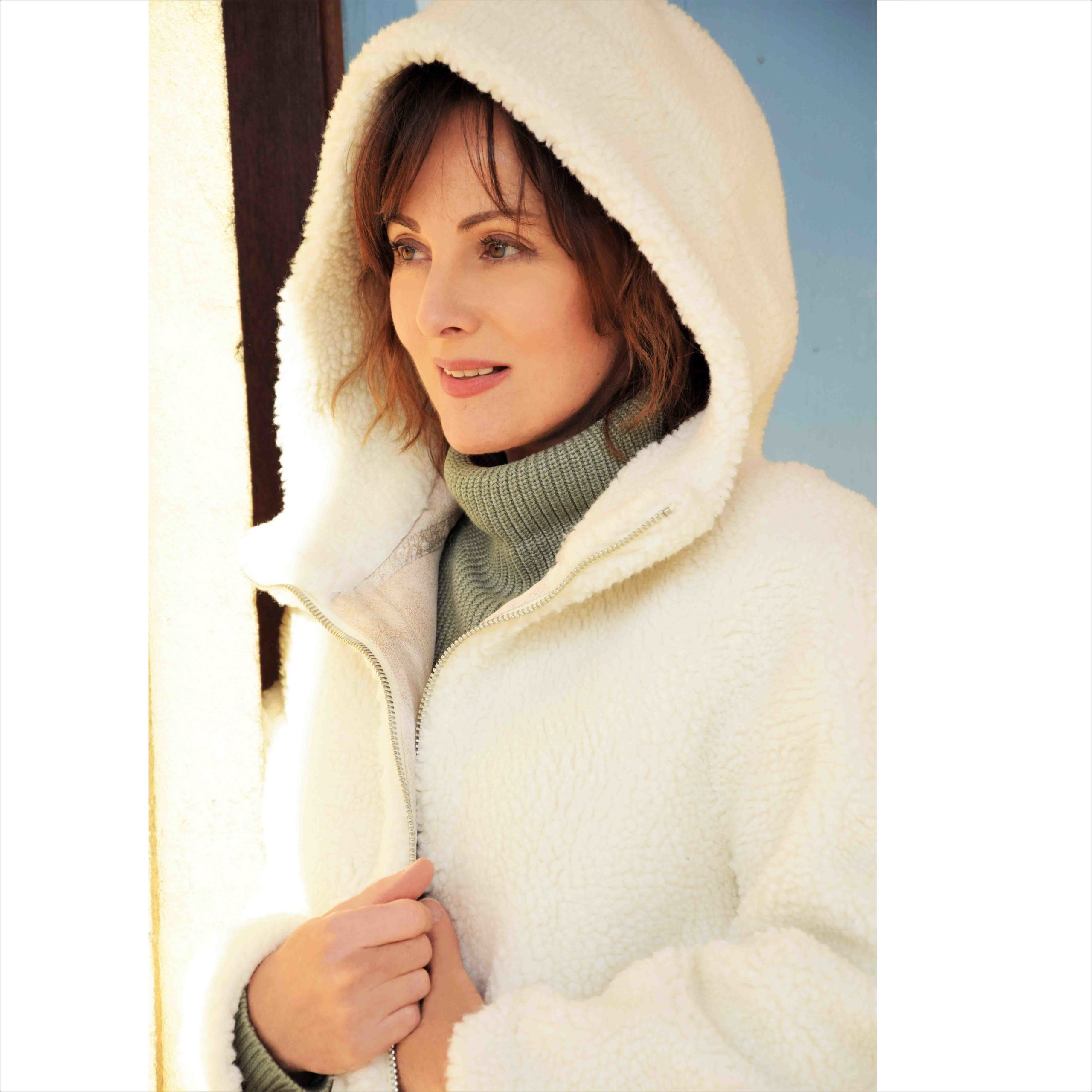 Nelly Berthele en manteau blanc